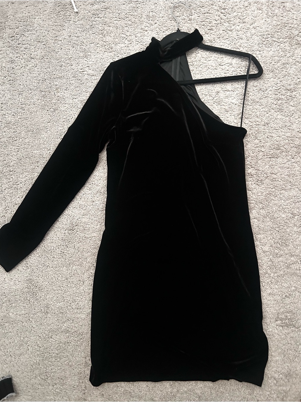 Express Black One-Shoulder Velvet Dress with Long Sleeve